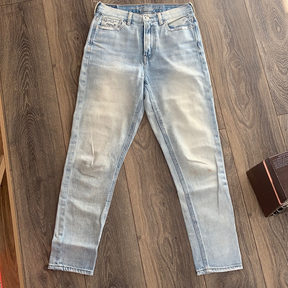 American Eagle High Waisted Mom Jeans • Size 2